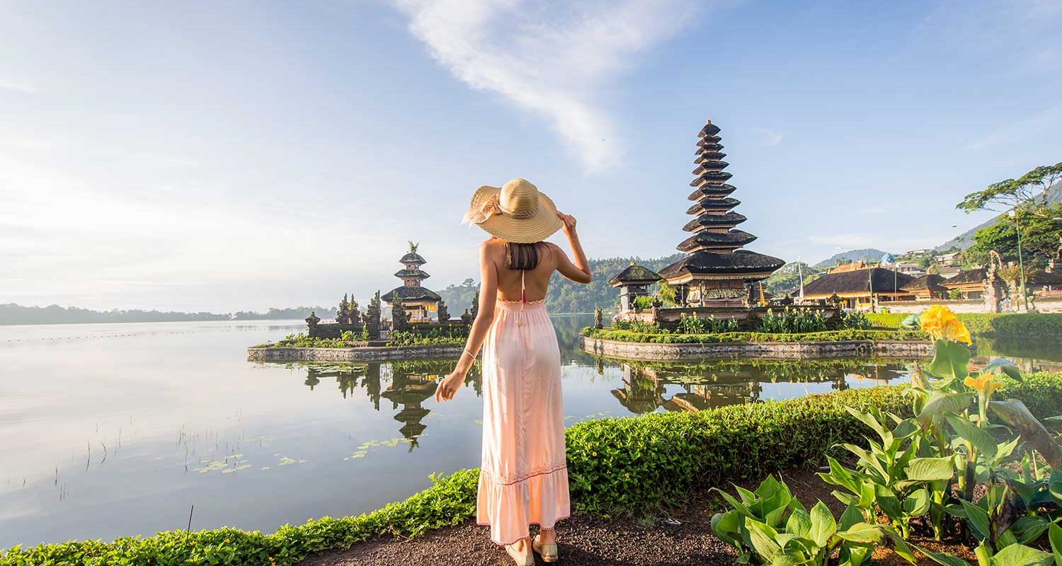 young-woman-at-the-pura-ulun-danu-bratan-bali-U9QZPUU.jpg